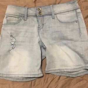 High-waisted Bermuda jean shorts.